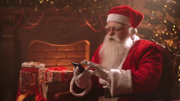 Święty Mikołaj używa smartfona - Materiał filmowy, wideo