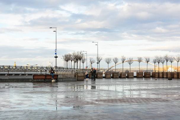 Kijów, Ukraina 02.02.2020 - Ludzie spacerujący po Placu Pocztowym po deszczu  - Zdjęcie, obraz