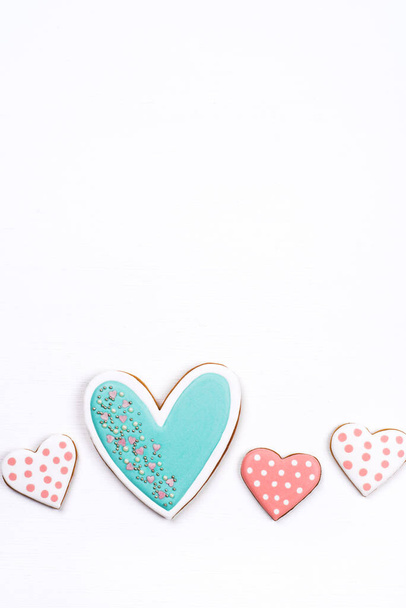 Gingerbread cookies with frosting in the shape of a heart on white background. - Fotoğraf, Görsel