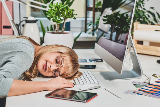Vrouw is moe tijdens het werk in het kantoor - Foto, afbeelding