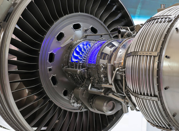 Elemento do motor de avião. Lâminas de turbina. Luz azul
 - Foto, Imagem