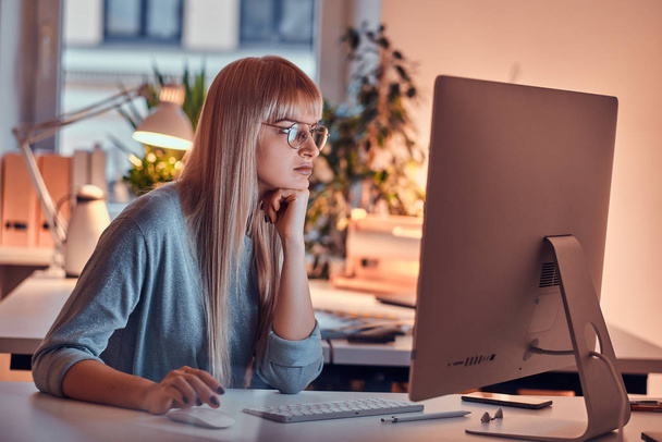 Mujer atractiva está trabajando en la computadora
 - Foto, imagen