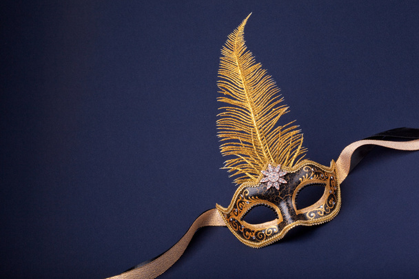 μαύρο και χρυσό φτερωτά μάσκα - Φωτογραφία, εικόνα