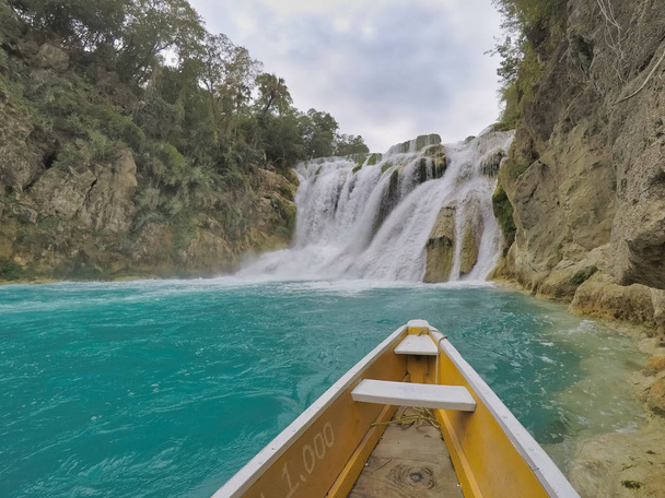 ビューの黄色のボートポイント(EL SALTO-EL MECO)さんルイスpotosi Mxico 、川や準備金の崖の中にhermosaカスケードターコイズブルーの水。美しい自然の峡谷、青い川の水とボート - 写真・画像