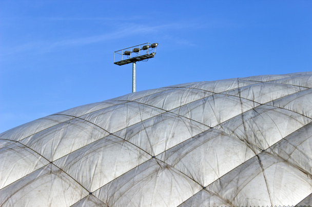 Tienda de globos para cancha de tenis sobre cielo azul
 - Foto, imagen
