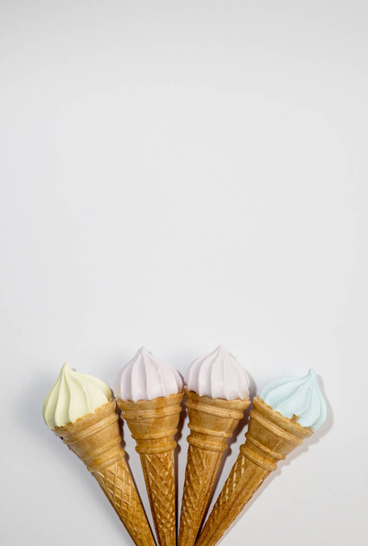 Çikolata, vanilya ve çilek gibi dondurma koni tatlar - Fotoğraf, Görsel