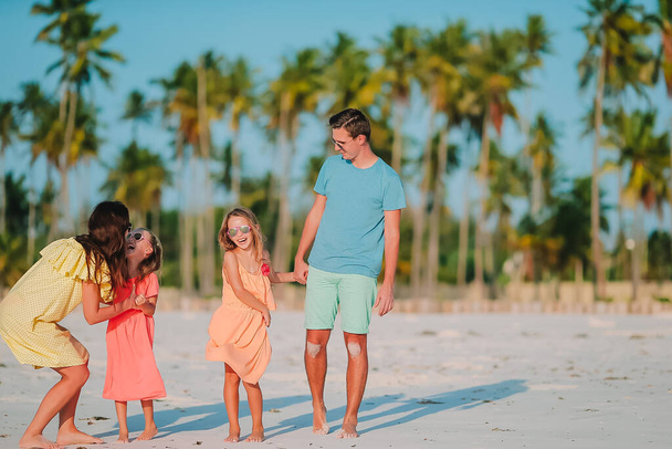 Giovane famiglia in vacanza sulla spiaggia - Foto, immagini