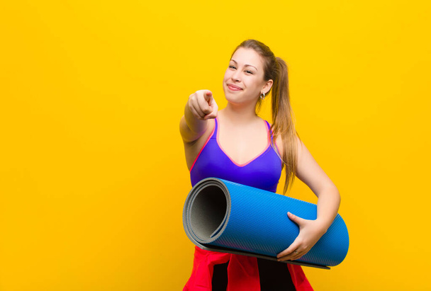 Yoga minderli genç sarışın kadın. spor konsepti - Fotoğraf, Görsel