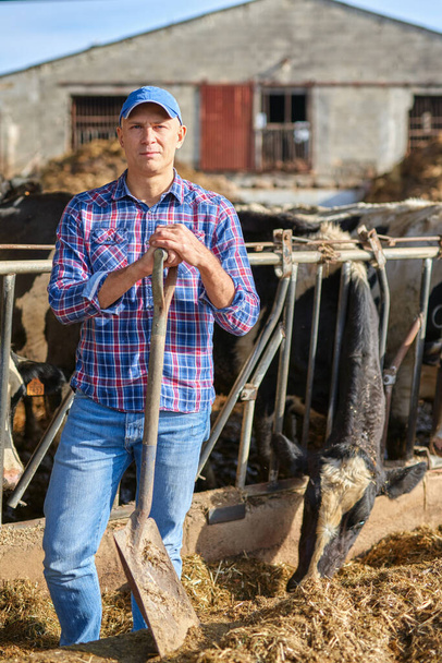 портрет человека на ранчо для скота
. - Фото, изображение
