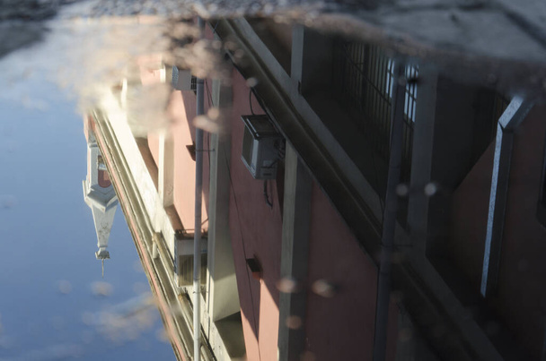 Recoleta kulttuurikeskus heijastuu lätäkkö vettä
 - Valokuva, kuva