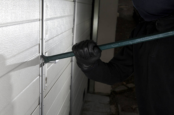 robber violation property against the door - Foto, Imagem