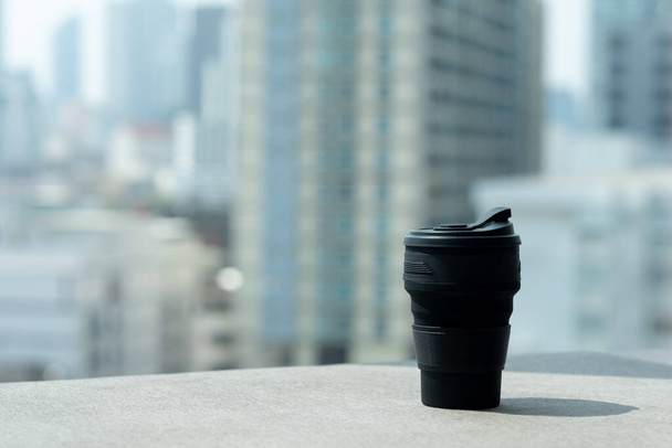 Black silicone coffee cup in coffee cafe - Fotoğraf, Görsel