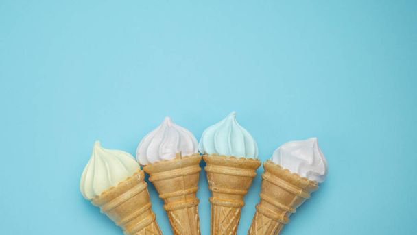青の背景に隔離されたコーンの混合アイスクリーム。レタスのクローズアップ。コピースペース,テキスト,レイアウト,バナー美容コンセプト - 写真・画像