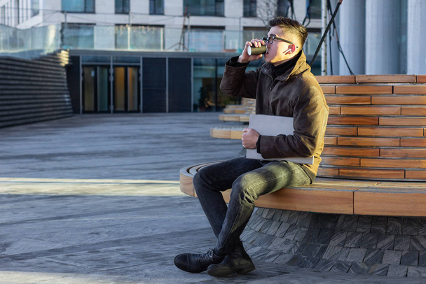 jovem sucesso masculino asiático empresário programador freelancer ter um coffee break
 - Foto, Imagem