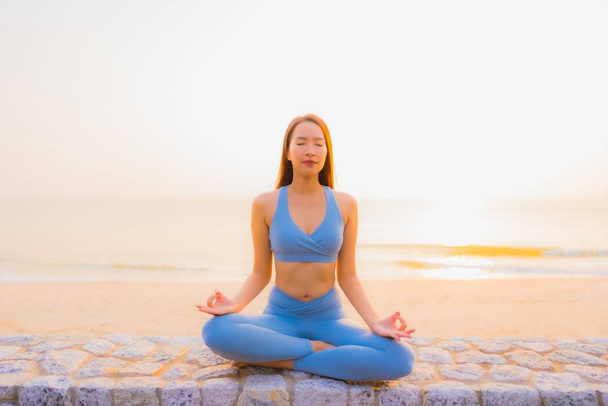 Retrato jovem mulher asiática fazer meditação ao redor mar praia oceano
  - Foto, Imagem