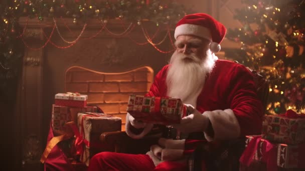 Porträt des Weihnachtsmannes an Heiligabend - Filmmaterial, Video
