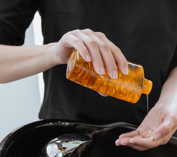 Női kéz alkalmazó folyékony szappan vagy sampon közeli - Fotó, kép