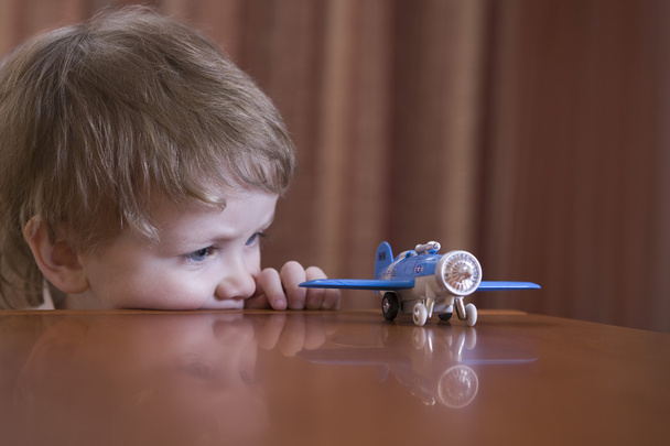 jongen spelen met speelgoed vliegtuig - Foto, afbeelding
