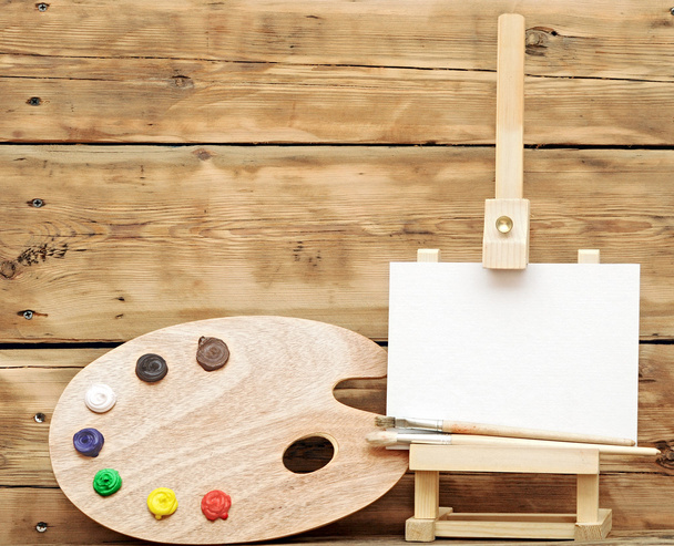 dřevěný stojan s čistým papírem a umělec barevnou paletu - Fotografie, Obrázek