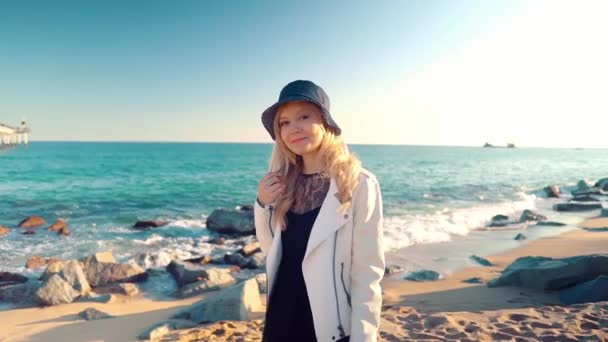 junge Frau spaziert am schönen Meeresstrand bei Sonnenuntergang - Filmmaterial, Video