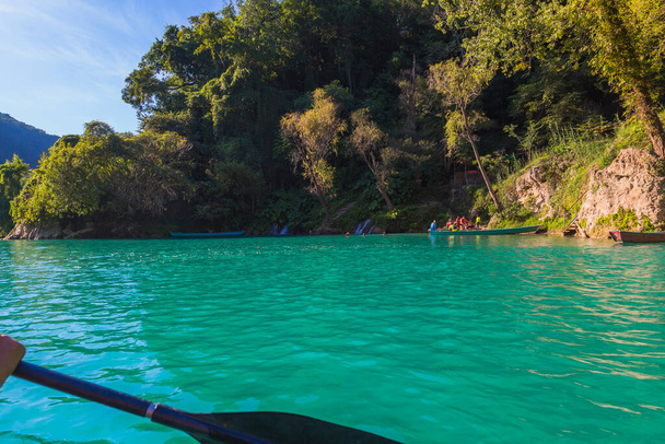 Hämmästyttävä kiteinen sininen vesi Tamul vesiputous, lähikuva upeat Tamul River, klo Huasteca Potosina San Luis Potosi, Meksiko
 - Valokuva, kuva