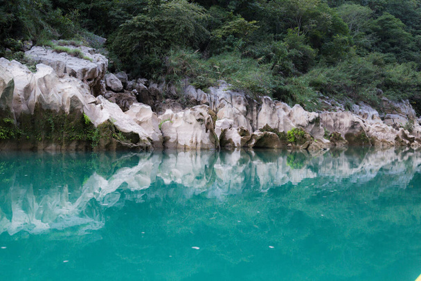 Hämmästyttävä kiteinen sininen vesi Tamul vesiputous, lähikuva upeat Tamul River, klo Huasteca Potosina San Luis Potosi, Meksiko
 - Valokuva, kuva