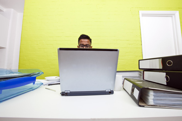 індійський чоловік на ноутбук - Фото, зображення