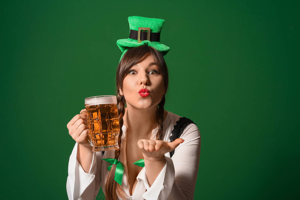 Забавная молодая женщина с пивом на цветном фоне. Празднование Дня Святого Патрика - Фото, изображение