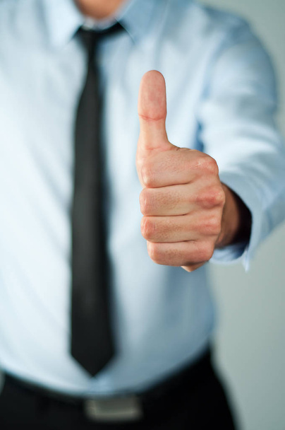 Young business man showing thumb up - Foto, immagini