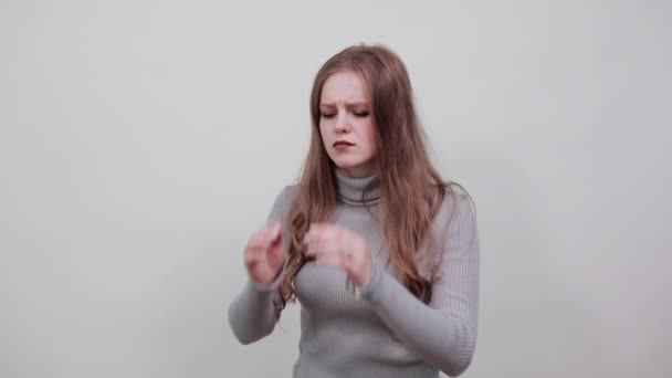 γυναίκα με γκρι πουλόβερ υποφέρει από πονοκέφαλο που κρατά το χέρι στο κεφάλι - Πλάνα, βίντεο