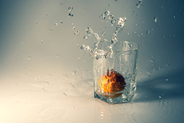 Mandarino in un bicchiere con acqua
 - Foto, immagini