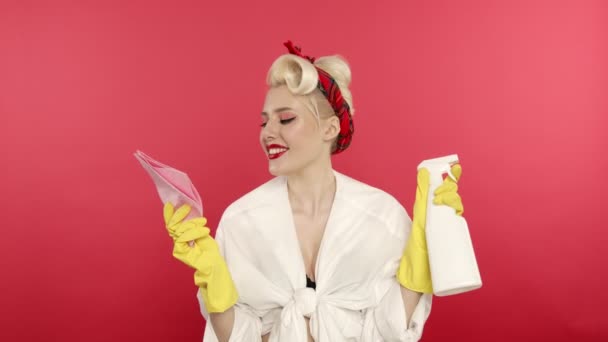Mosolygó pin up nő kesztyűben kezében spray üveg - Felvétel, videó