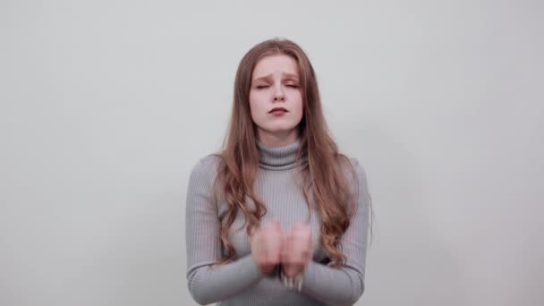 rothaarige Frau im grauen Pullover rustikal enttäuscht stützt Kinn in den Händen - Filmmaterial, Video