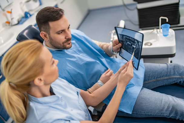 Dentysta i pacjent patrząc do x-ray - Zdjęcie, obraz