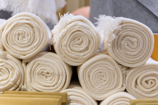 Roll the fabric folded beautifully in the textile shop. - Φωτογραφία, εικόνα