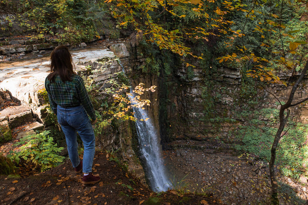 mujer mirando cascada otoño otoño temporada de otoño
 - Foto, imagen