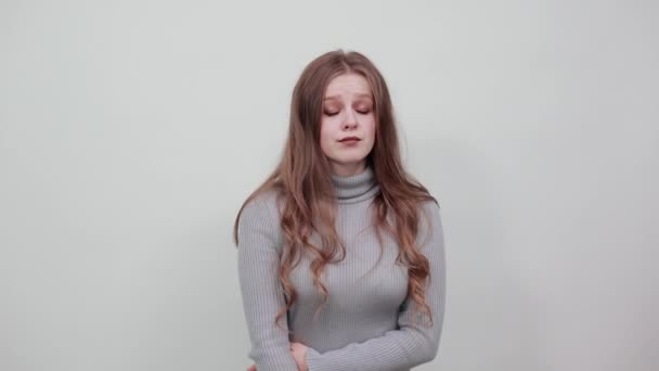 schöne rothaarige Frau im grauen Pullover denkt mitleidig nach vorne - Filmmaterial, Video