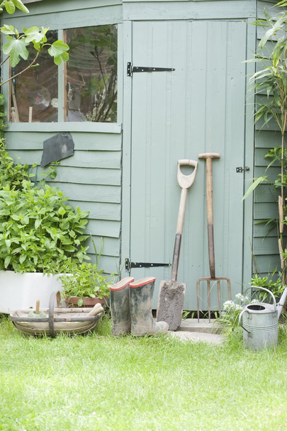 Εργαλεία κήπου και γαλότσες - Φωτογραφία, εικόνα