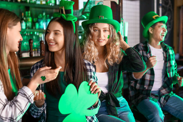 Jonge vrouwen vieren St. Patrick 's Day in de pub - Foto, afbeelding