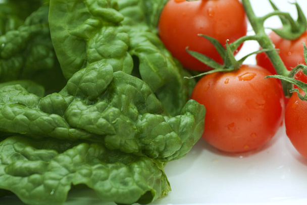 Green spinach and tomatoes - Foto, afbeelding
