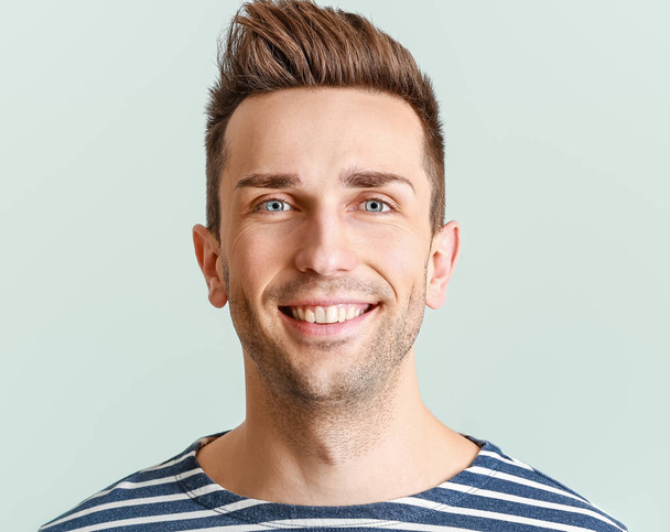 Hombre joven guapo con dientes sanos sobre fondo blanco
 - Foto, imagen