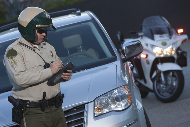 Patrol officer witing ticket - Фото, изображение