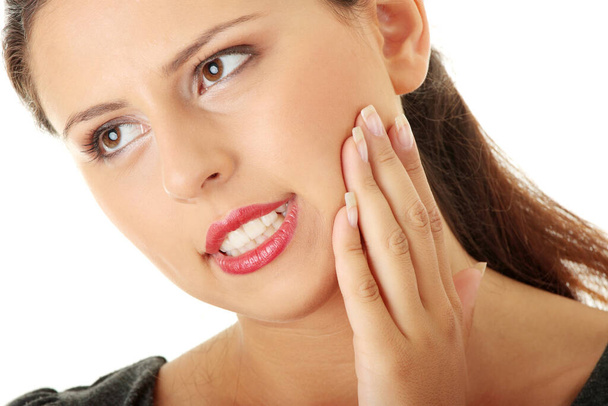junge Frau mit Schmerzen hat Zahnschmerzen isoliert auf weiß  - Foto, Bild
