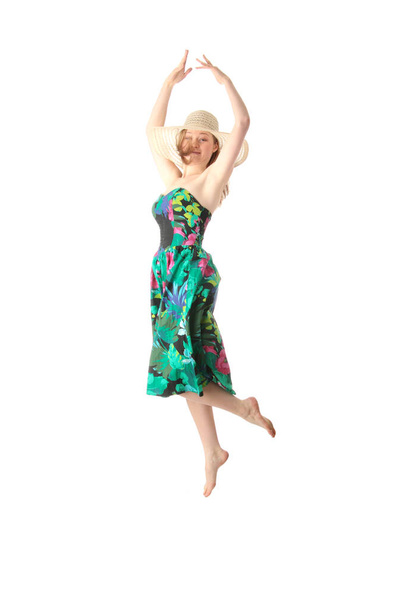 Gelukkig jonge blonde vrouw in zomer Colorfull jurk springen, geïsoleerd op wit - Foto, afbeelding
