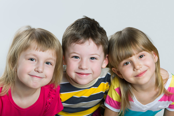 Retrato de cerca de tres niños alegres
 - Foto, imagen
