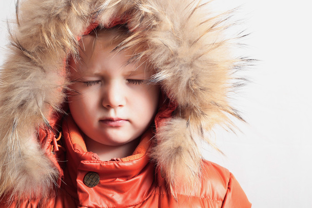 Criança em capuz de pele e casaco de inverno laranja. moda kid.children.closed eyes.close-up
 - Foto, Imagem