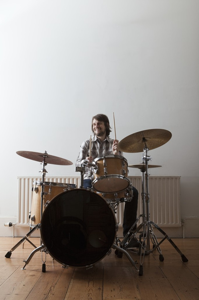 Young man plays drum set - Foto, imagen