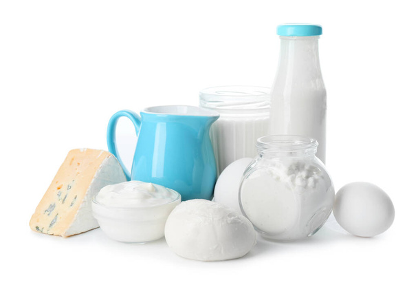 Различные молочные продукты на белом фоне - Фото, изображение