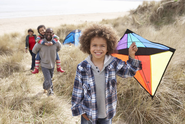 Family Having Fun With Kite In Sand Dunes - Foto, Bild
