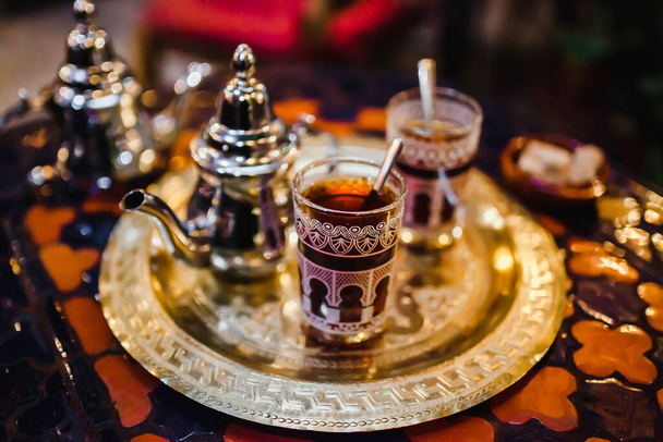tasse de thé arabe traditionnelle, les arabes qui boivent du thé dans le Ramadan
 - Photo, image